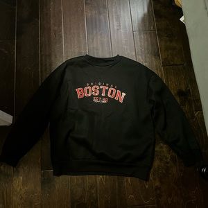 Size medium comfortable black graphic sweatshirt perfect for winter and fall!!